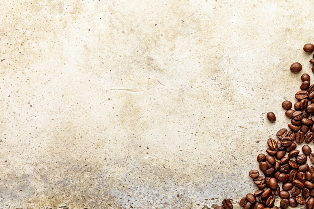 Đĩa gà kho gừng nóng hổi trên bàn ăn cùng cơm trắng