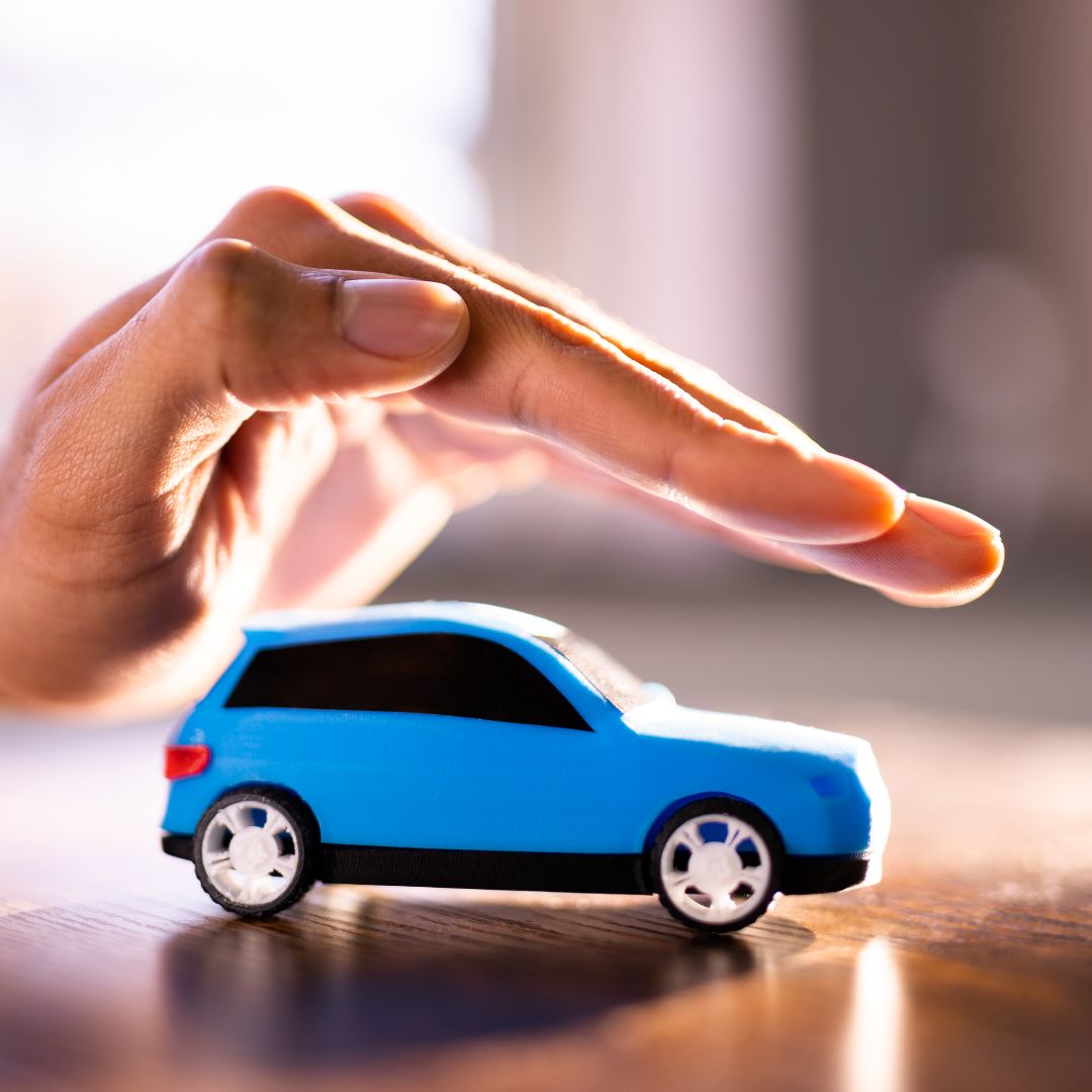 Gia đình đang xem xét các loại xe ô tô tại bãi thuê xe