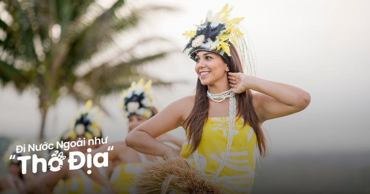 Khách du lịch đang trao đổi với nhân viên quầy lễ tân