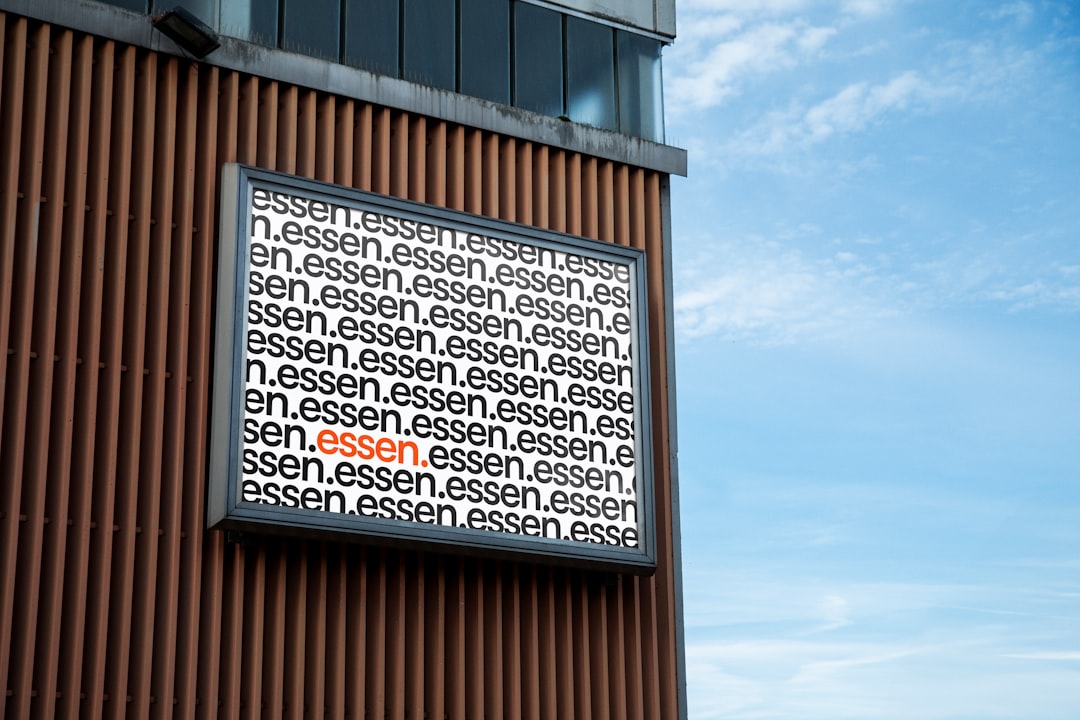 Màn hình máy tính hiển thị văn bản do AI tạo ra