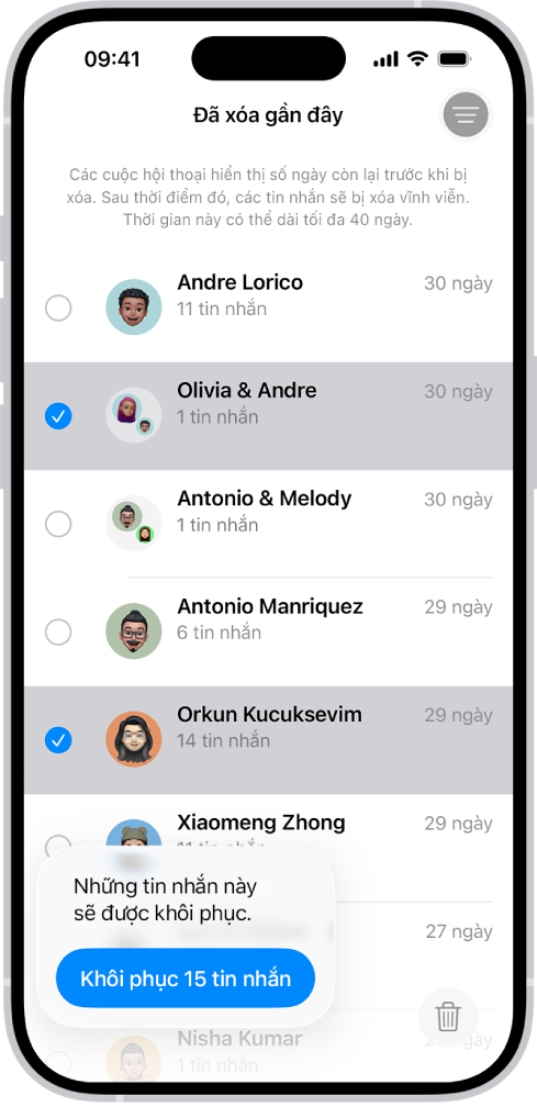 Một du khách đang chỉ vào bản đồ trên điện thoại để hỏi đường