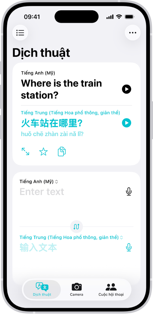 Một người đang dùng điện thoại dịch thuật tại quầy hàng
