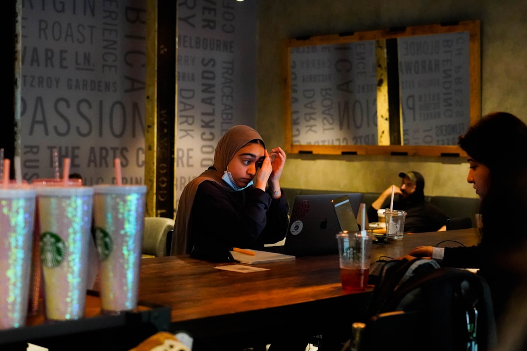 Một người đang ghi lại chi tiêu trên điện thoại khi thanh toán tại quầy