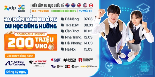 Người đang so sánh các lựa chọn phòng trên máy tính bảng