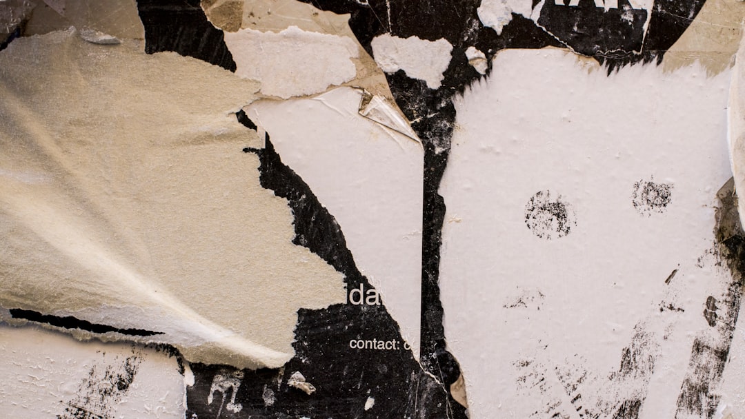 Người đang sửa chữa đồ gia dụng bị hỏng