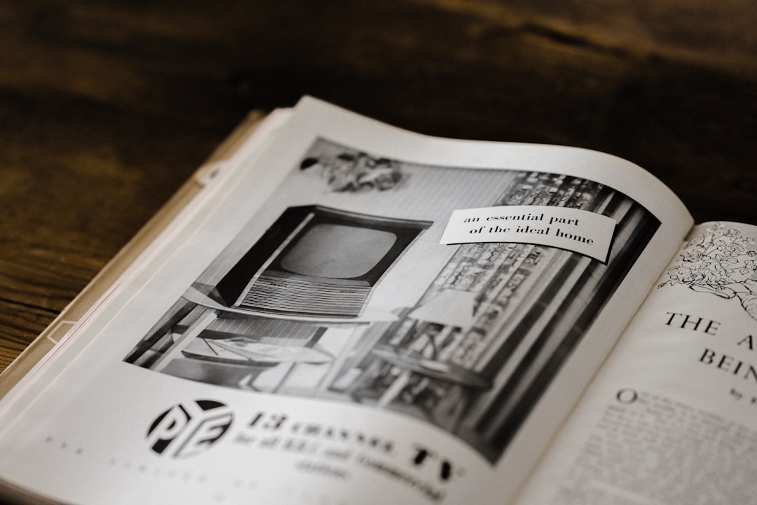 Người đang xem xét kỹ lưỡng một bài viết trên máy tính