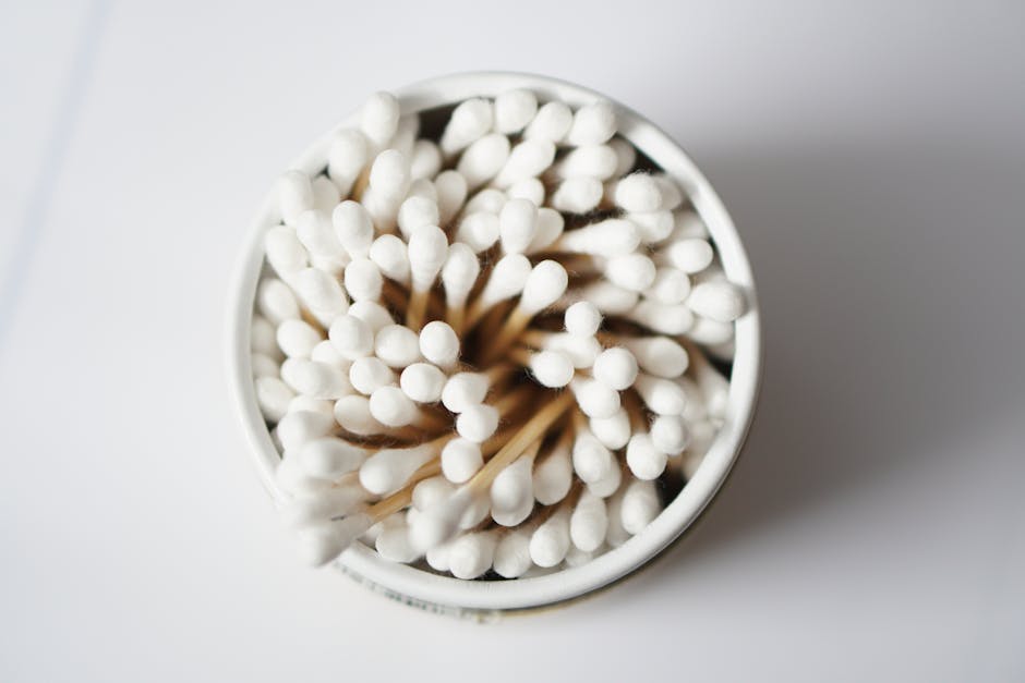 Người dùng dùng tăm bông bôi dầu ăn vào bản lề cửa