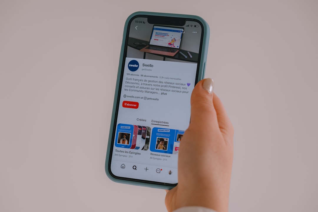 Người dùng kiểm tra thông tin sản phẩm trên điện thoại