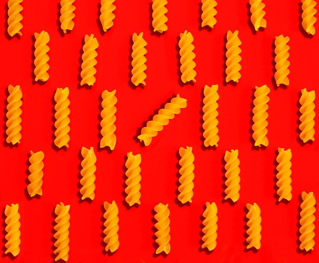 Người lớn ngồi trước màn hình máy tính, có công thức toán học