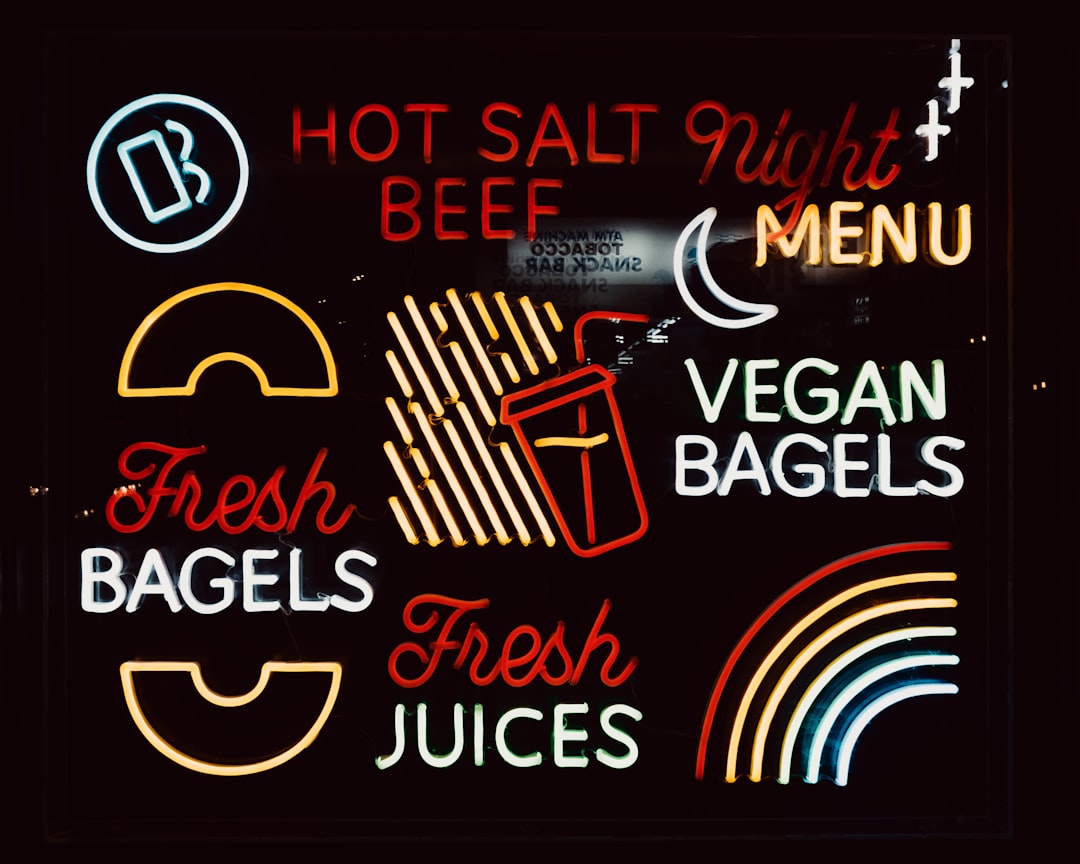 Người phụ nữ chọn thịt bò tươi tại chợ