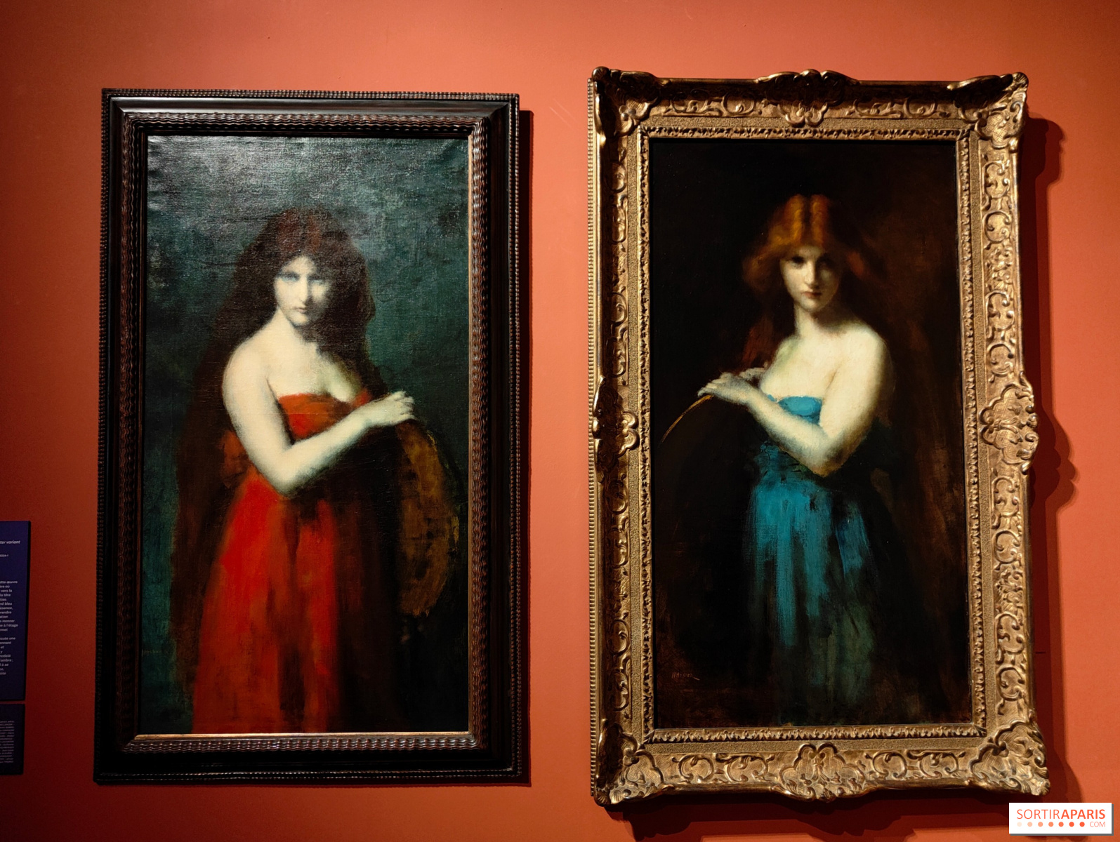 Người phụ nữ kiểm tra dự báo thời tiết trên điện thoại