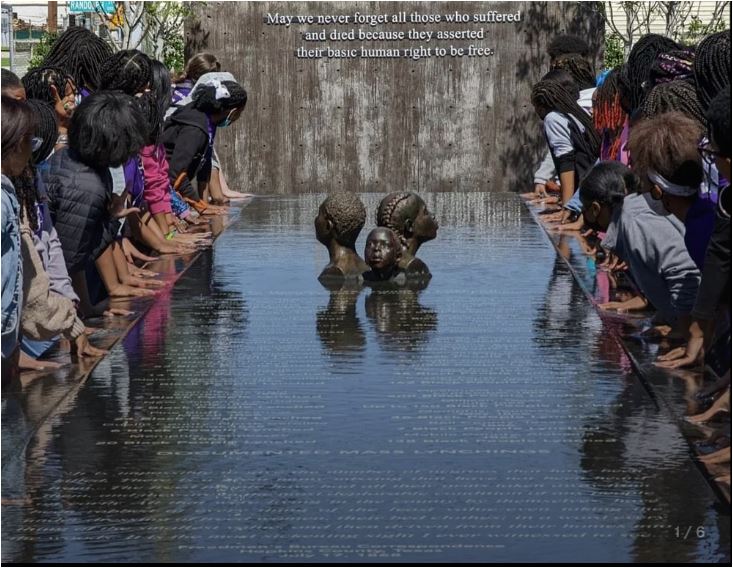 Người phụ nữ ngồi trước máy tính chỉnh sửa ảnh du lịch