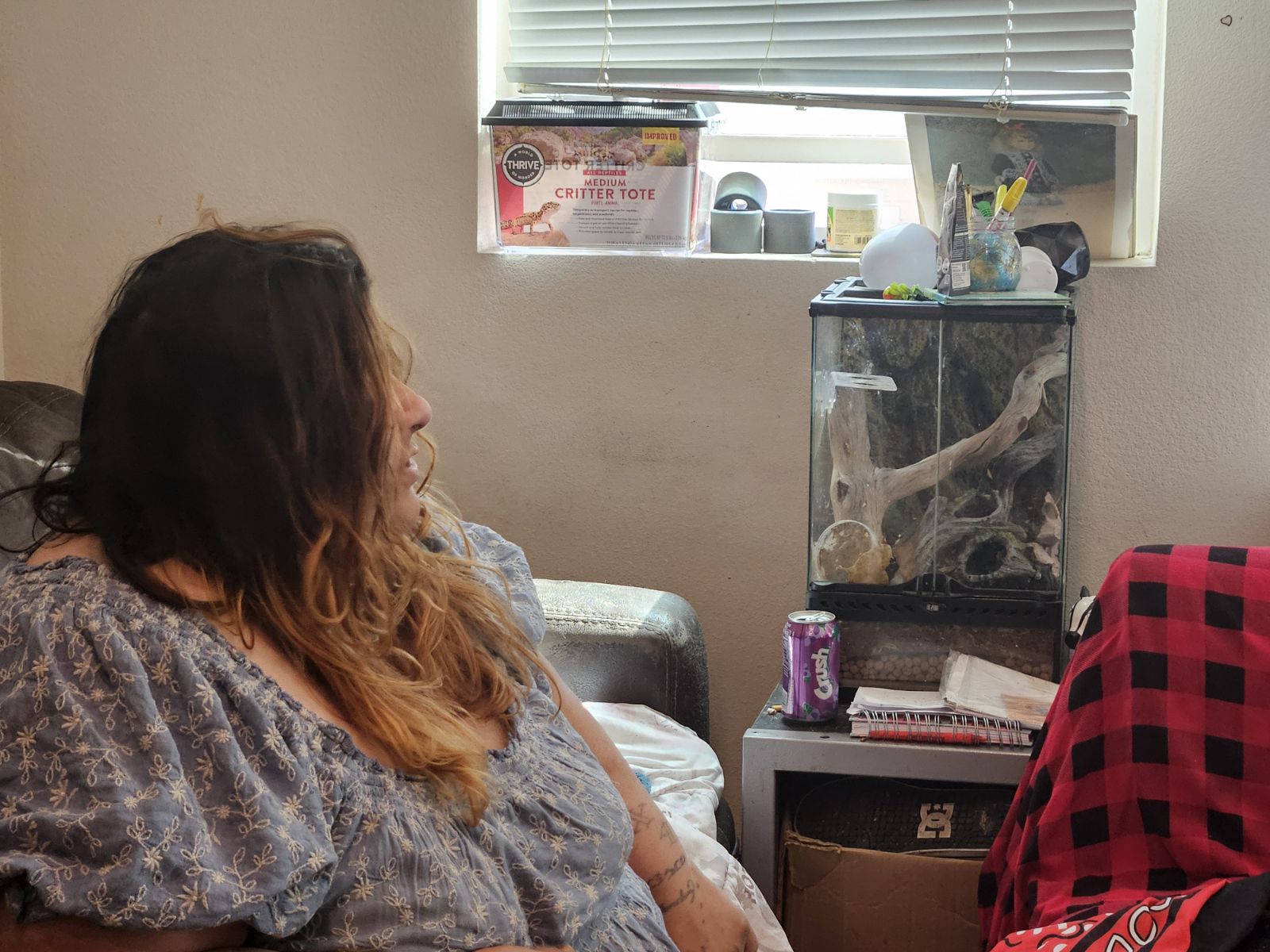 Người phụ nữ nhìn ra cửa sổ xe