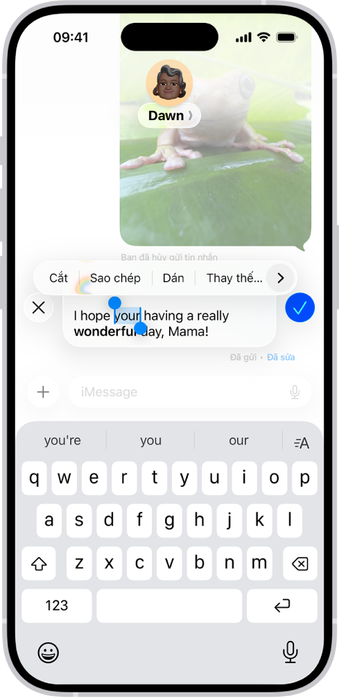 Người thuê xe đang đọc kỹ hợp đồng thuê xe trên bàn