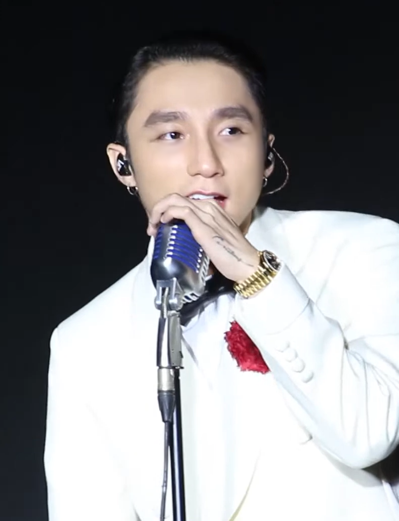 Nhóm bạn trẻ đang trò chuyện về chuyến đi