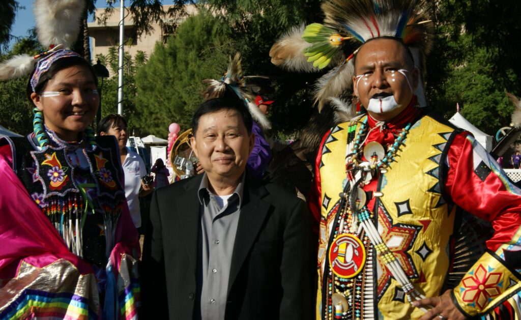 Nhóm người học cách dựng lều trong rừng