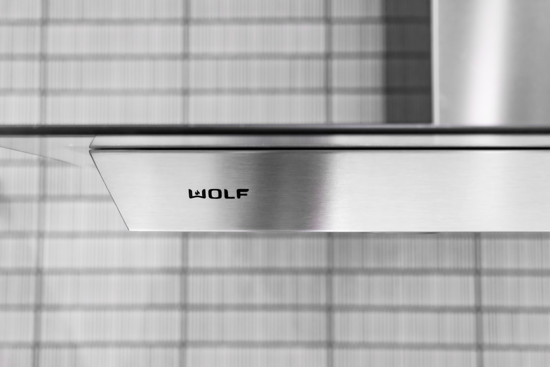 Nồi nước dùng phở đang sôi nhẹ trên bếp