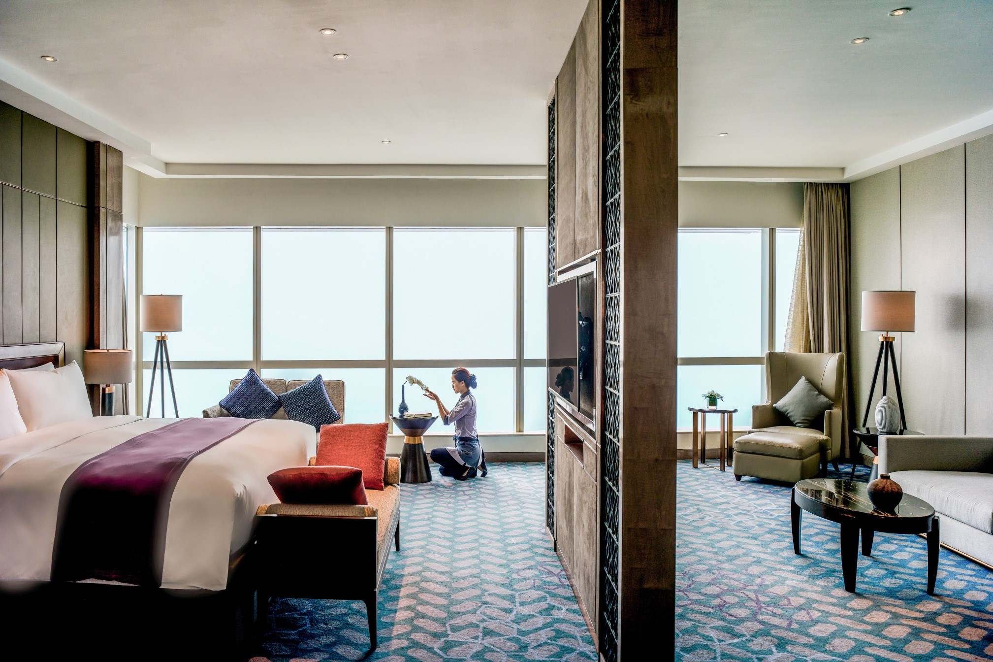 Phòng Suite khách sạn có phòng khách riêng biệt