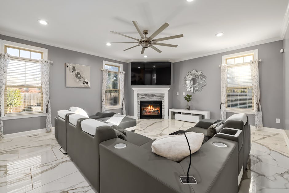 Quạt máy sạch sẽ đang hoạt động trong phòng khách