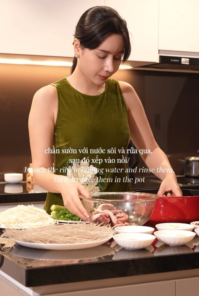 Sườn đang được chần qua nước sôi