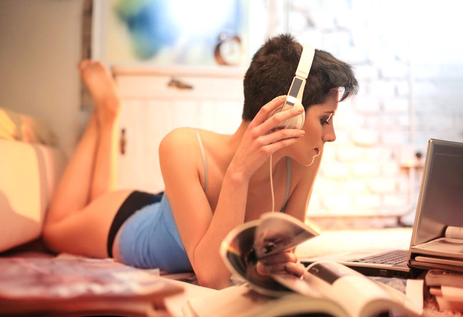 Tai nghe không dây trên bàn làm việc