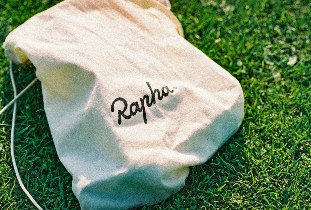 Túi gậy golf và giày golf trên thảm cỏ