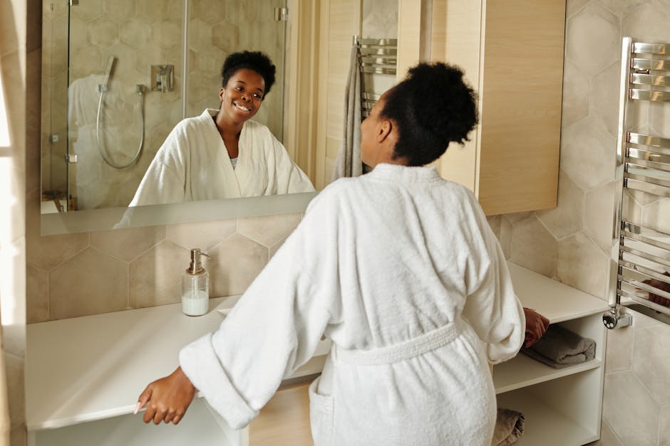 Áo sơ mi treo trong phòng tắm đầy hơi nước