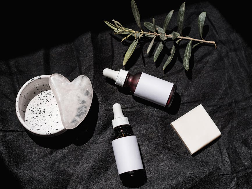 Ba sản phẩm skincare cơ bản trên bàn