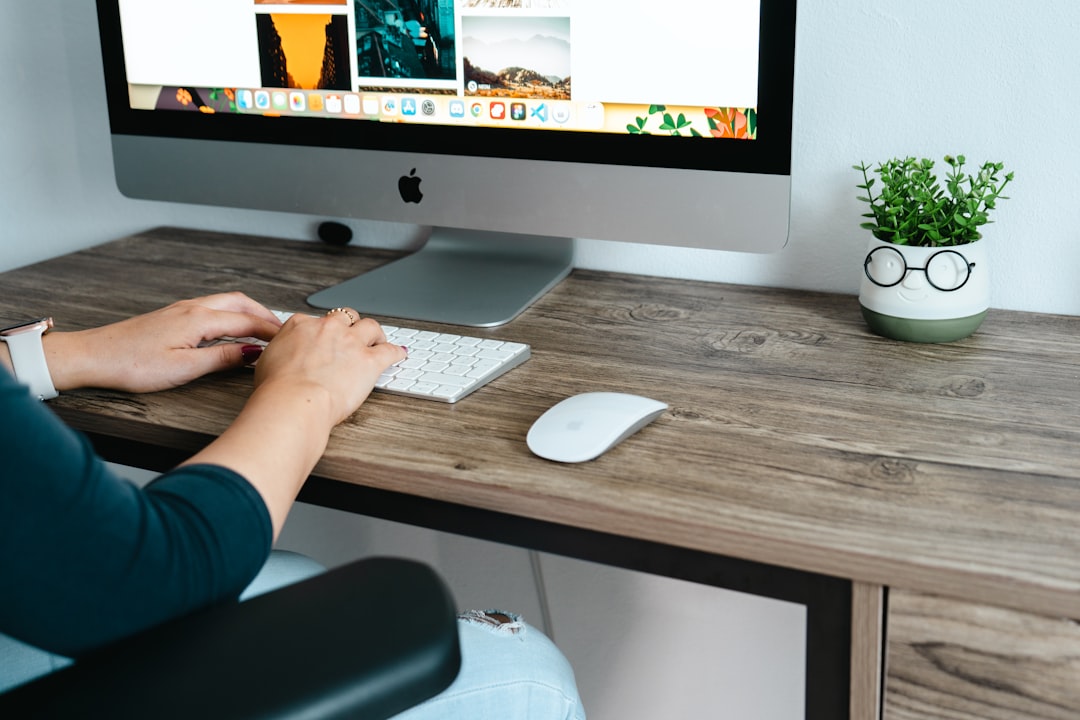 Bàn làm việc với máy tính đang mở phần mềm AI