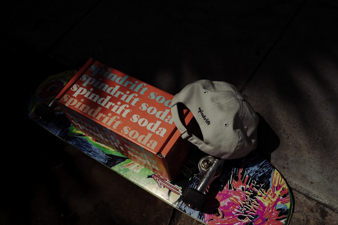 Bình xịt nước làm ẩm quần áo treo trên móc