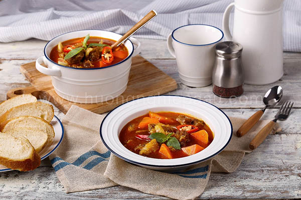 Bò kho ăn kèm bánh mì và rau thơm