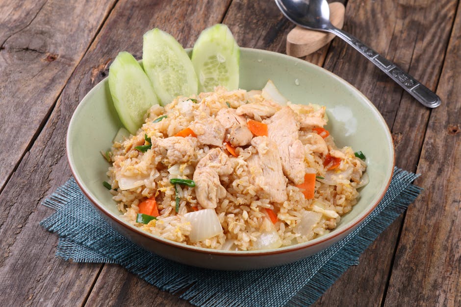 Các nguyên liệu gà, gạo, hành, gừng trên bàn bếp