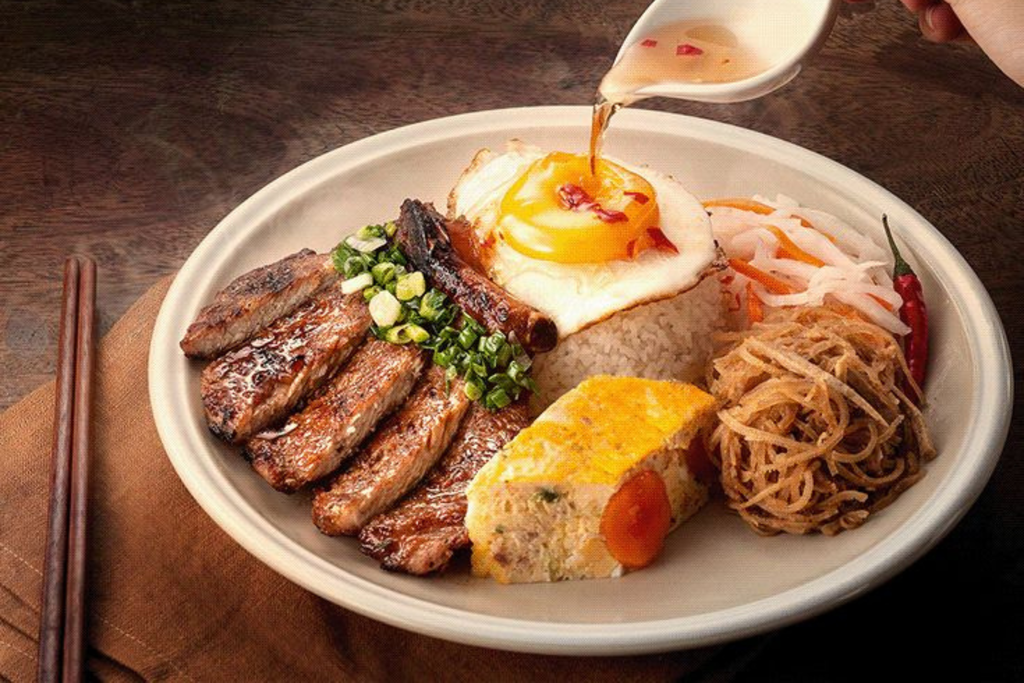 Các thành phần của cơm tấm được bày riêng