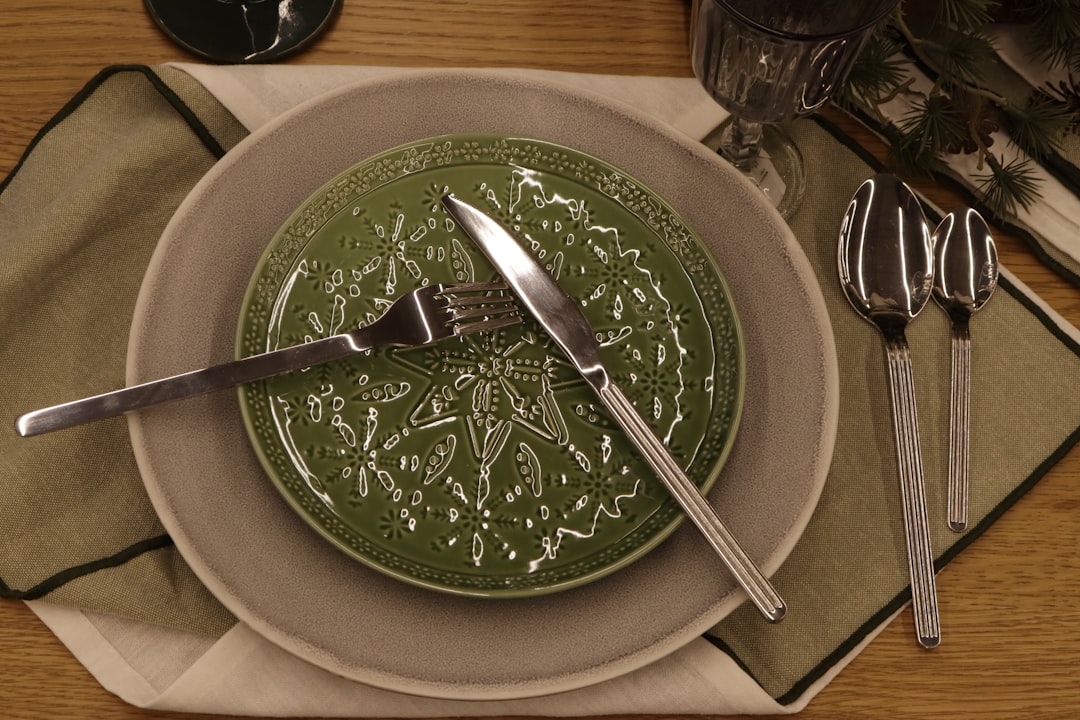 Đĩa rau luộc xanh mướt trên bàn ăn gia đình