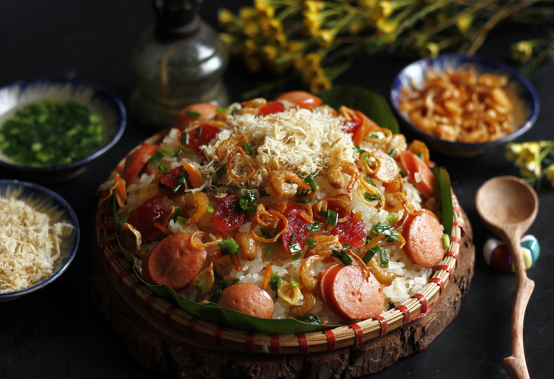 Đĩa xôi gà với nhiều topping và rau ăn kèm