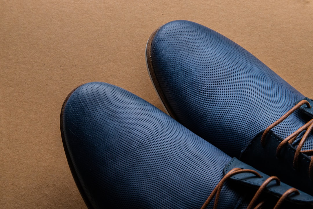 Đôi giày da bám bụi