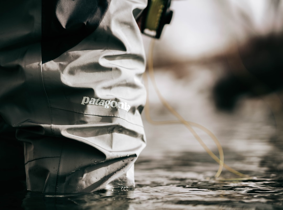 Đôi giày thể thao đang được phơi khô dưới nắng