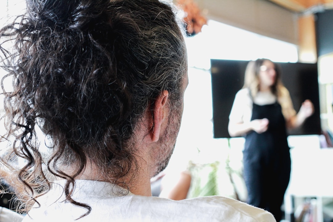 Dùng máy sấy tóc làm phẳng một góc áo sơ mi