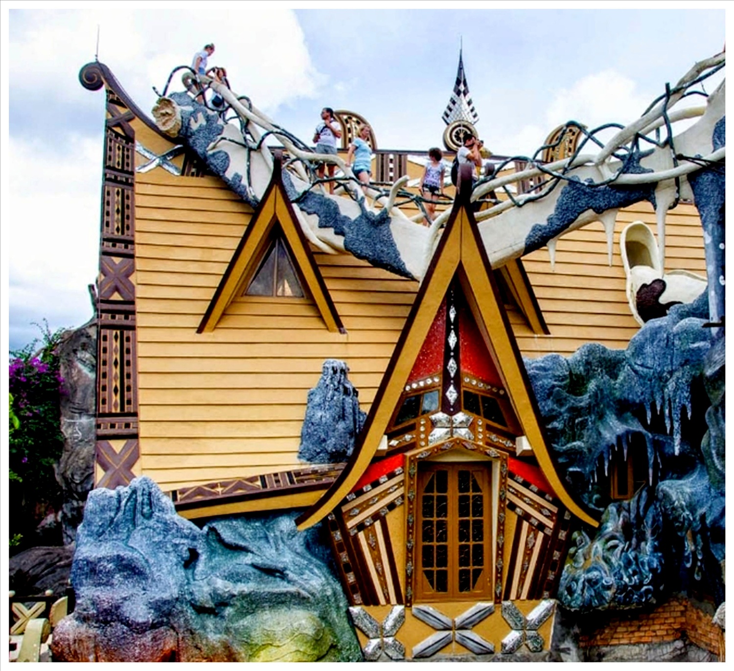 Kiến trúc Crazy House Đà Lạt độc đáo với hình dáng cây và hang động