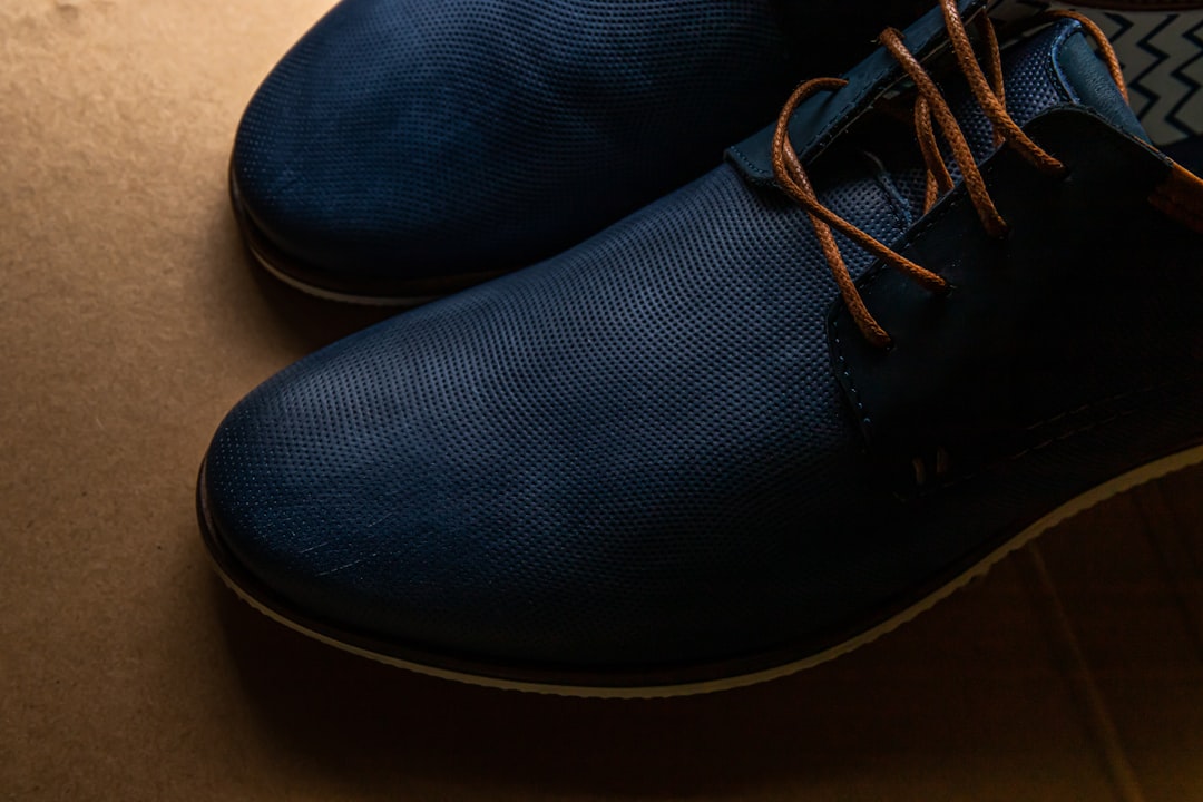 Lau giày da bằng khăn ẩm