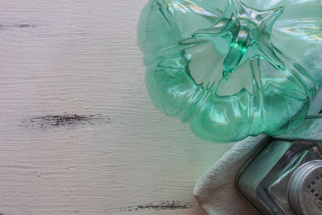 Lọ kem dưỡng ẩm hoặc gel lô hội đặt trên bàn cạnh khăn tắm