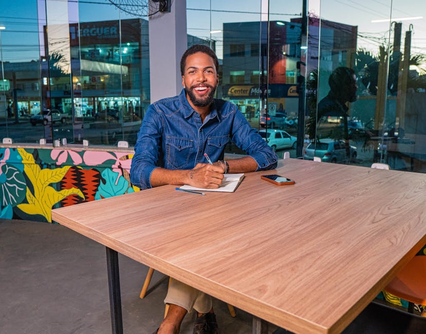 Ly thủy tinh trên bàn làm việc