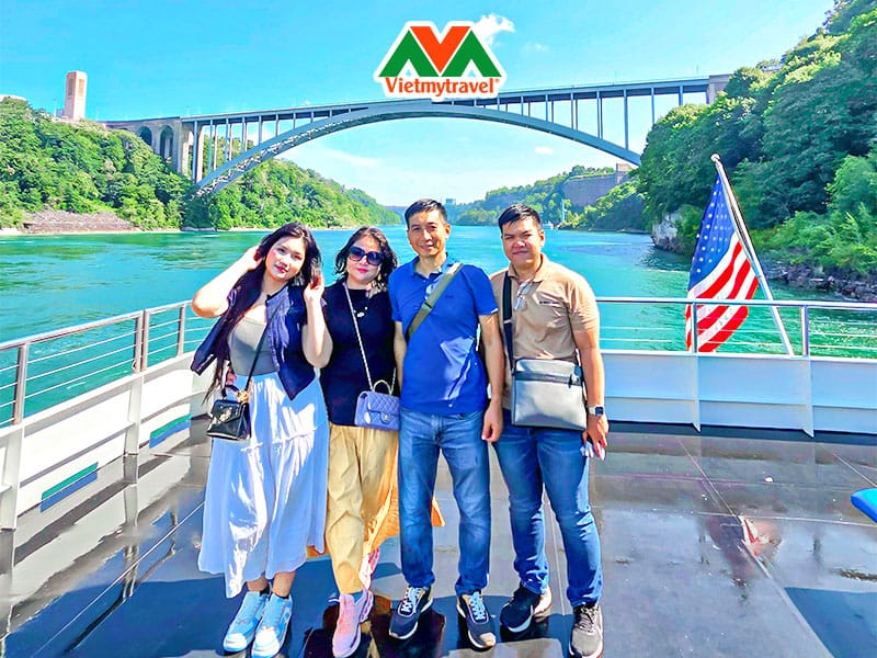 Màn hình điện thoại hiển thị nhiều bài quảng cáo du lịch rực rỡ