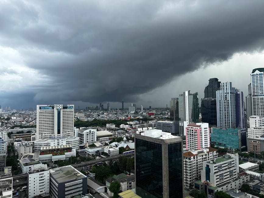 Mây dông lớn trên bầu trời thành phố