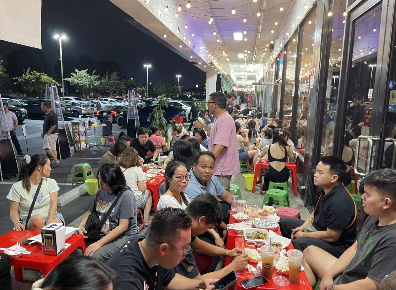 Người dân địa phương đang ăn uống tại quán vỉa hè