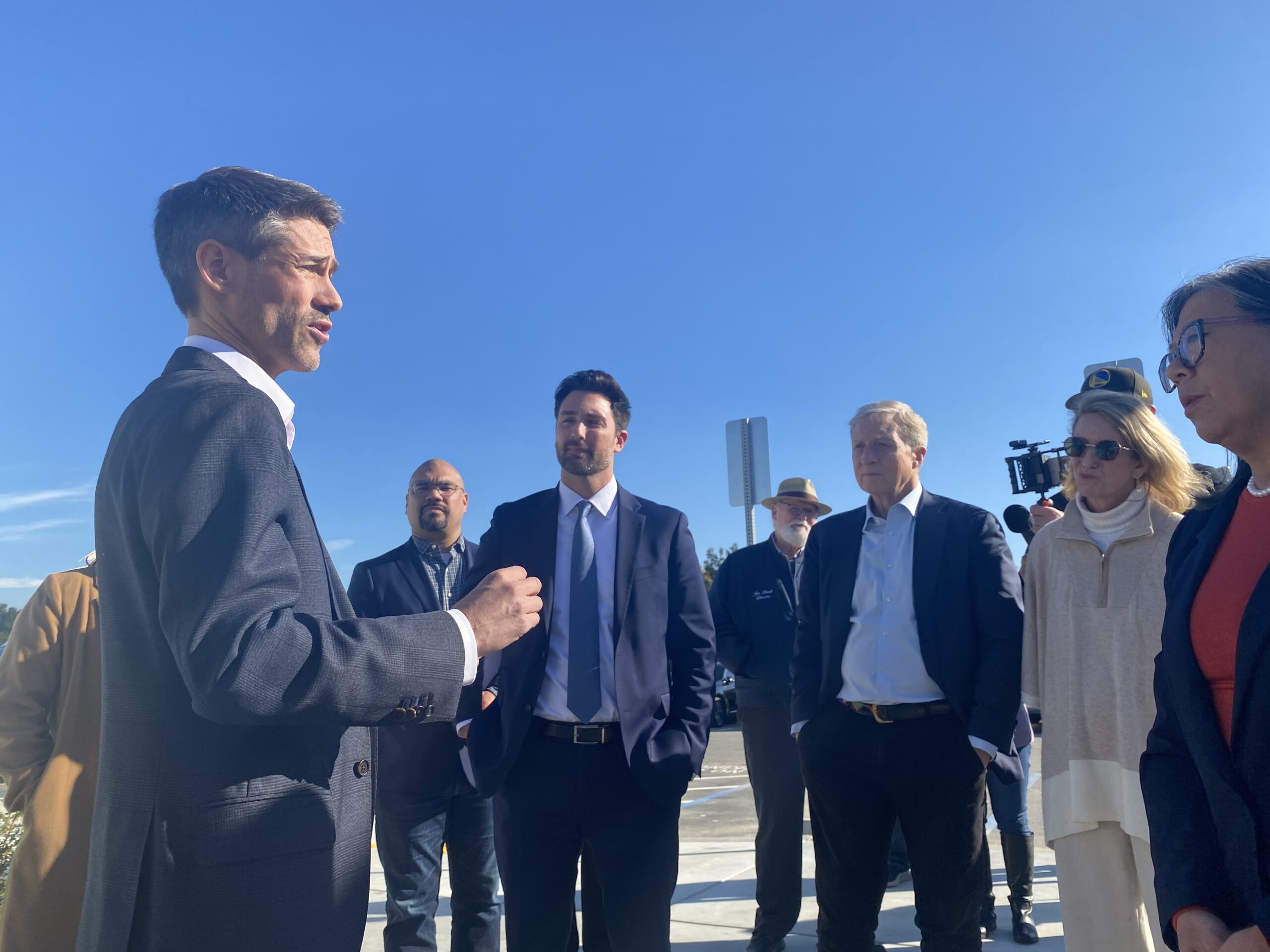 Người đàn ông đang kiểm tra hóa đơn thanh toán tại quầy