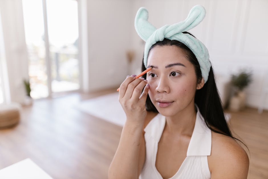 Người đàn ông nhìn vào gương soi mặt