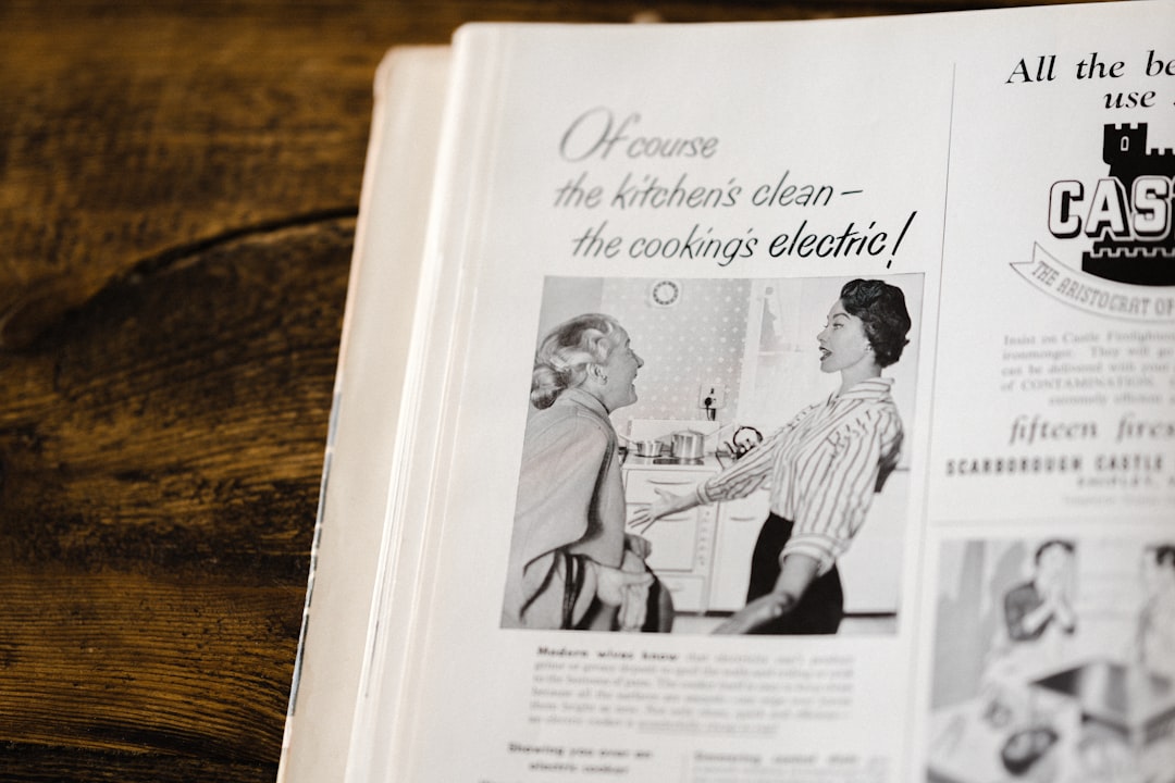 Người đang chuẩn bị các nguyên liệu đã sơ chế sẵn để nấu ăn