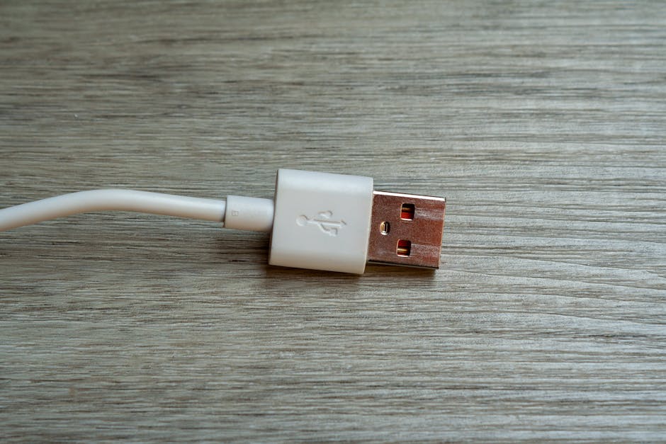 Người dùng đang cắm USB vào máy tính