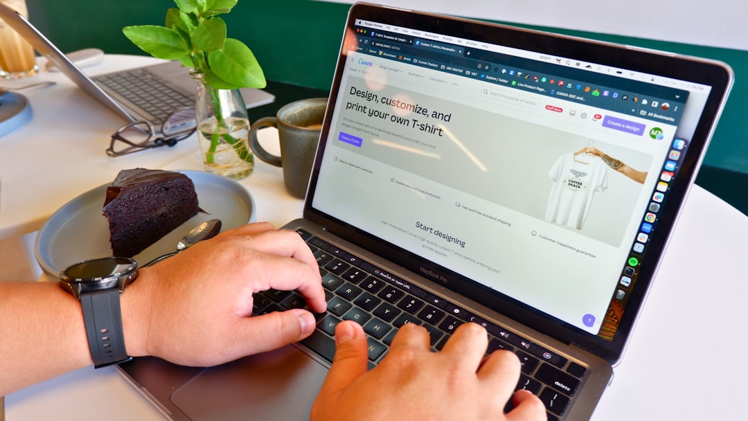 Người dùng tương tác với giao diện AI trên laptop